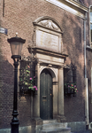 22297 Afbeelding van de voordeur van het refectiehuis van de Fundatie van Maria van Pallaes (Nieuwegracht 205) te Utrecht.
